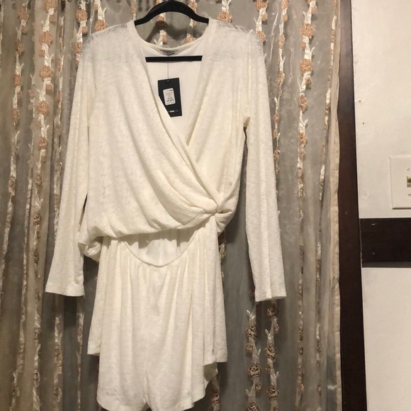 🔥🔥Fashion Nova : Annabelle twist front romper - Picture 2 of 7